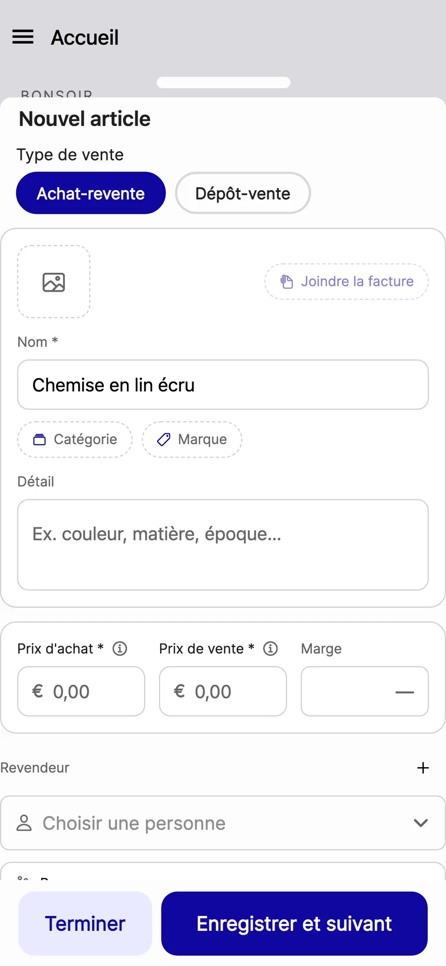 Le formulaire « Nouvel article » de Vinto sur iPhone : le choix « Achat-revente » ou « Dépôt-vente » en première ligne, puis le nom de la pièce, la catégorie, la marque, le prix d'achat, le prix de vente et la marge calculée, l'emplacement, le nombre d'étiquettes, et le bouton « Enregistrer et suivant » en bas de l'écran.