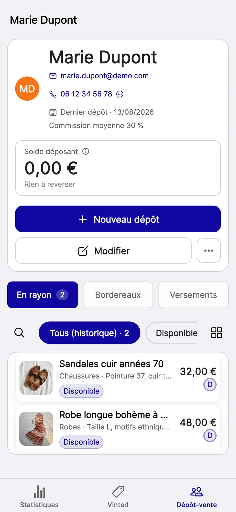 La fiche d'une déposante dans Vinto sur iPhone : ses coordonnées, la date du dernier dépôt, sa commission, son solde à reverser, et ses pièces en rayon. Trois onglets en haut : En rayon, Bordereaux, Versements.
